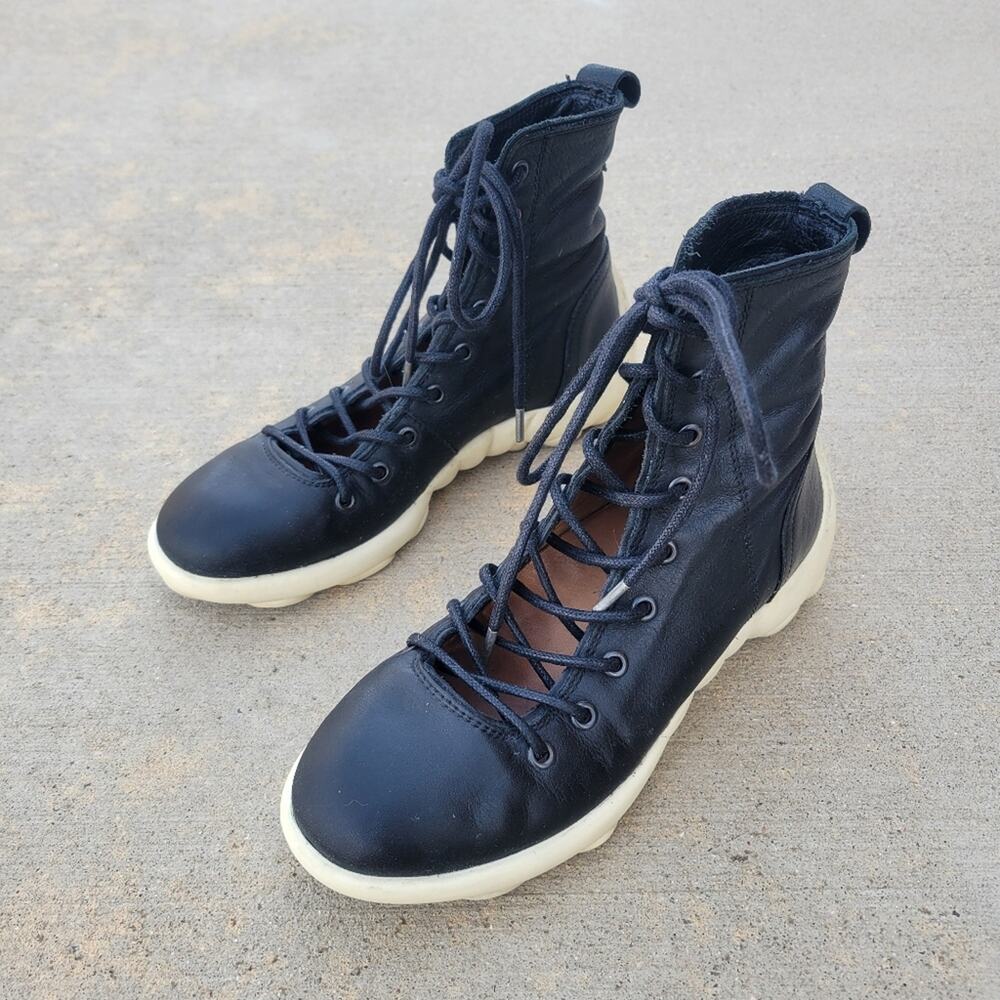 John Fluevog Urban Angels Takami Sporty Lace-Up Ankle Boot Size 6